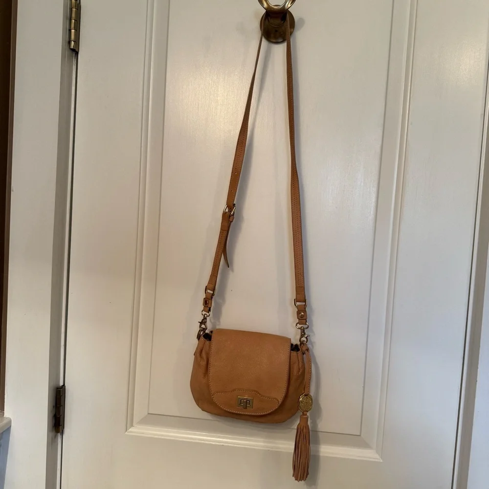 VINCE CAMUTO BAG CROSSBODY TAN LEATHER SHIMMER GOLD TONE HARDWARE FLAP CLOSE